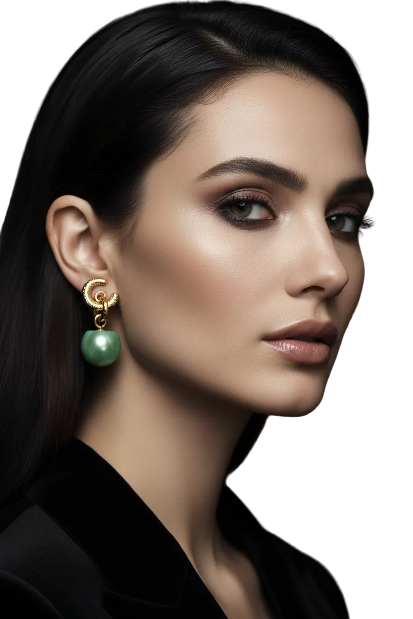 Boucles d'oreilles portées par une femme élégante