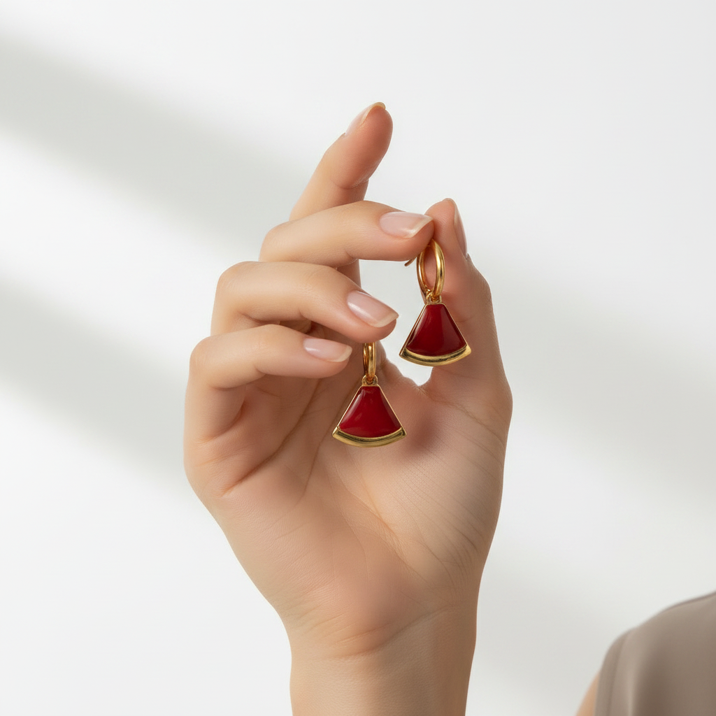 Boucles d'oreilles présentées à la main