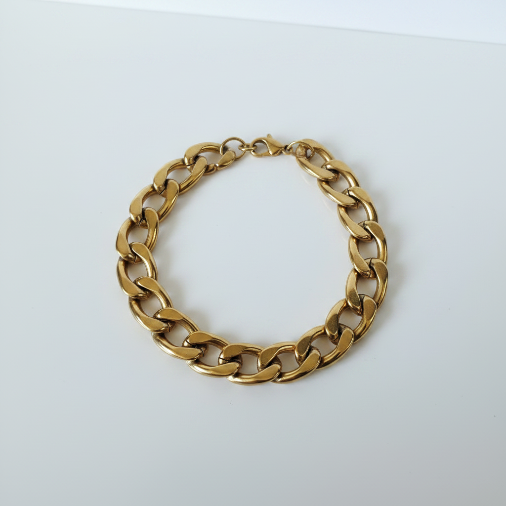 Bracelet chaîne dorée sur fond blanc