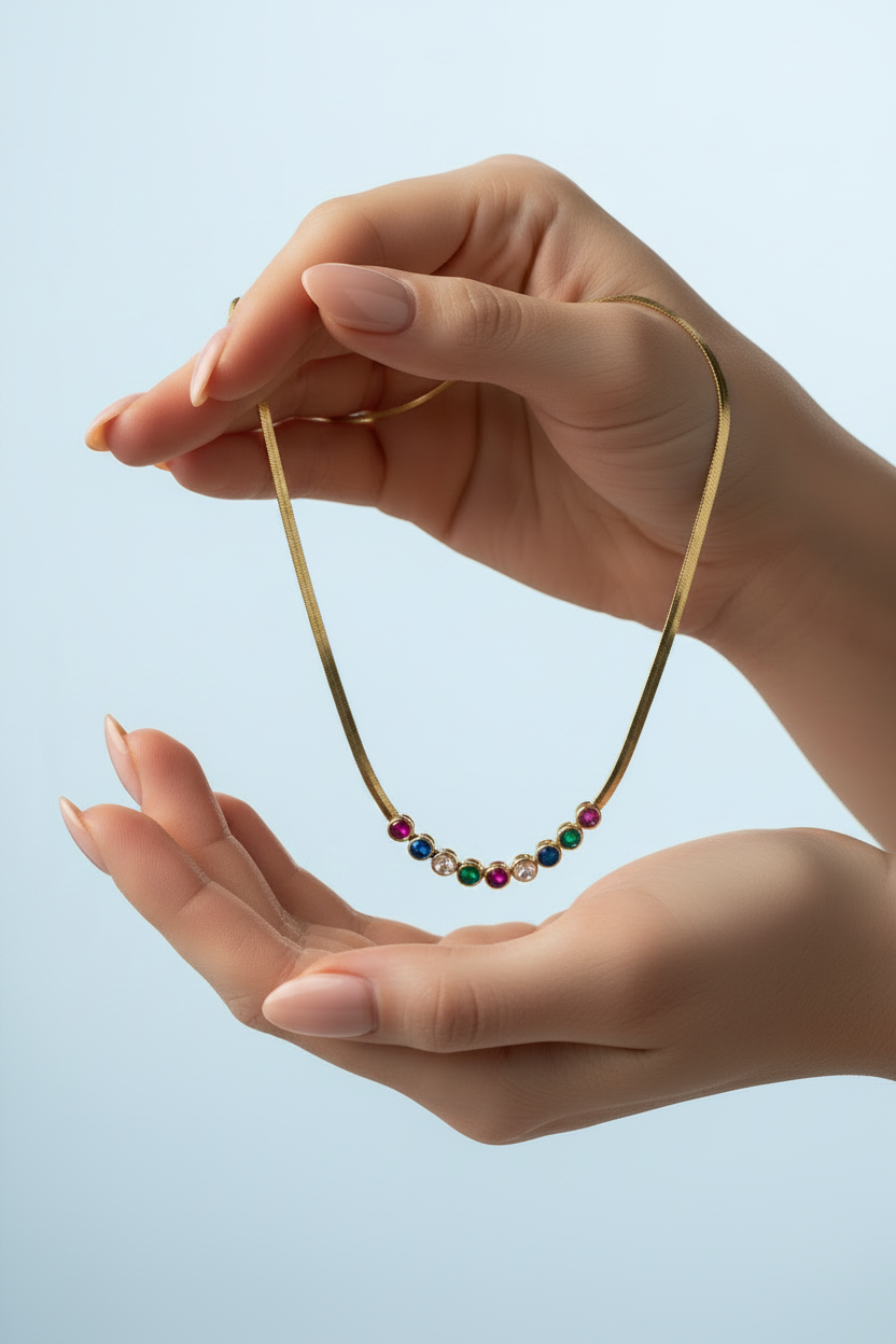 Collier à la main – fond bleu clair