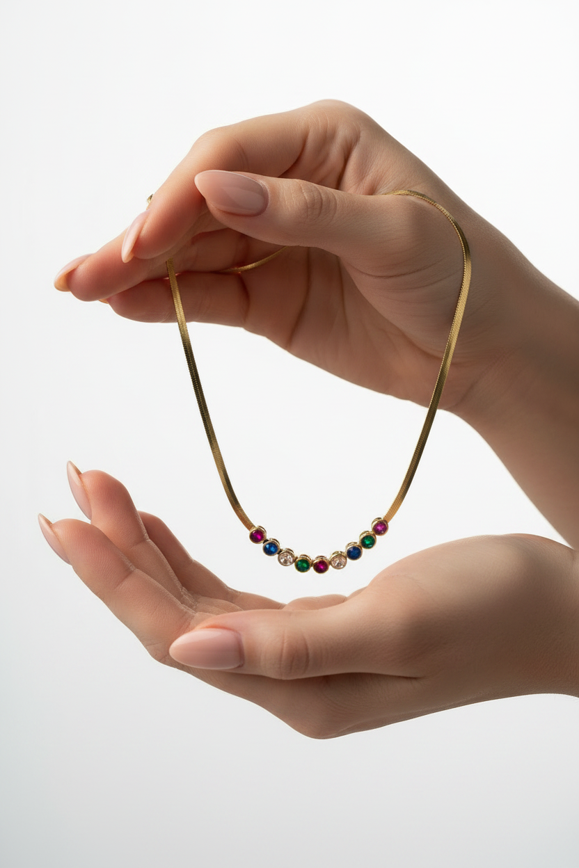 Collier présenté à la main