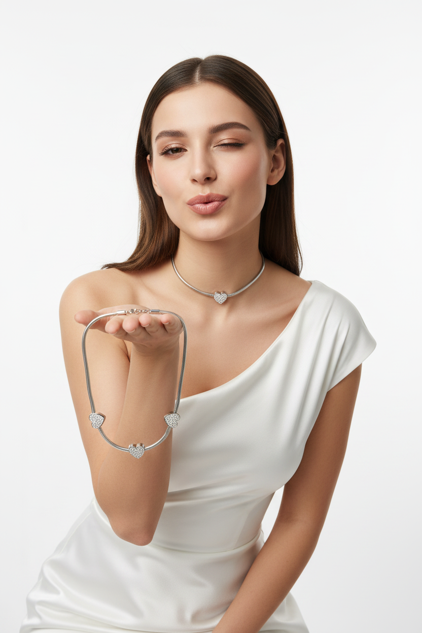 Femme offrant le collier avec séduction