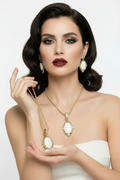 Femme présentant collier et boucles d'oreilles dorés