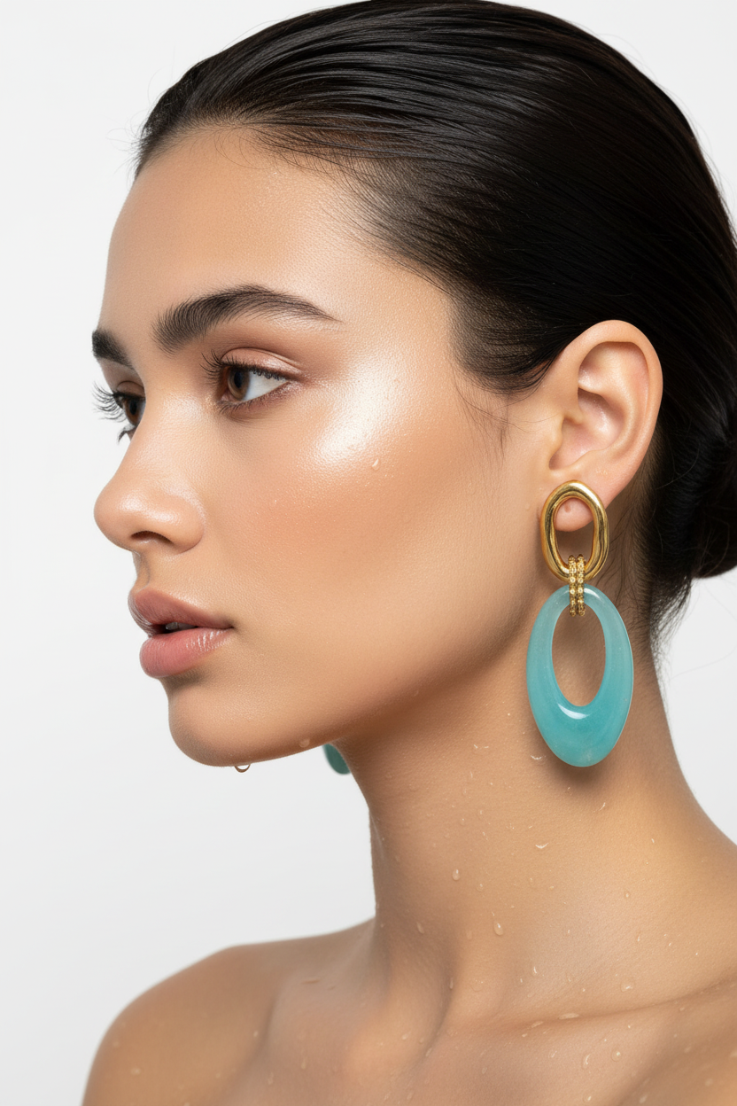 Jeune femme boucles turquoise oreille visible