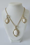 Parure dorée sur présentoir bijoux