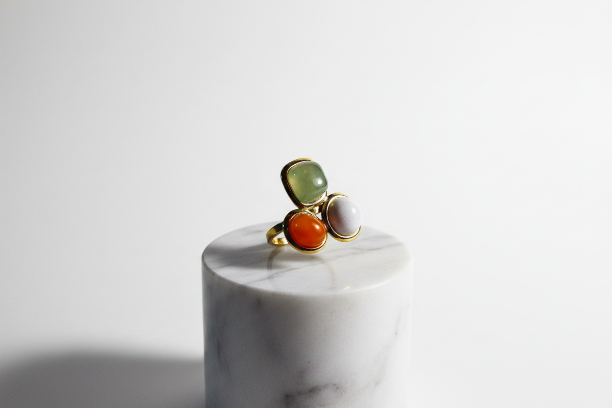 Scène joaillerie - Bague sur présentoir blanc