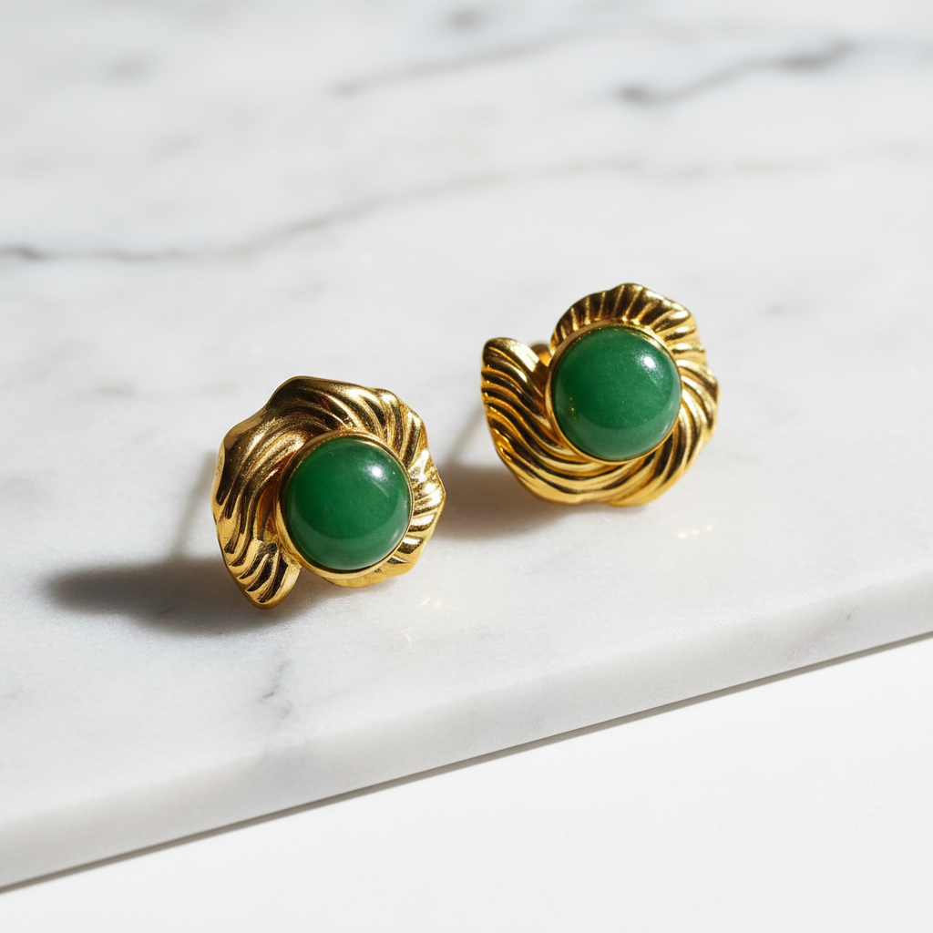 Scène joaillerie – boucles d'oreilles dorées cabochon vert