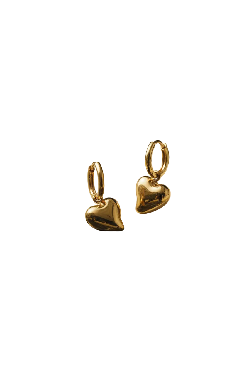 Scène joaillerie – Boucles parmi des pétales blancs