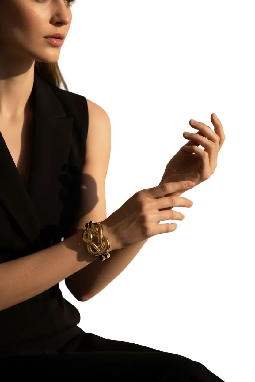 Scène joaillerie - Femme élégante avec bracelet doré