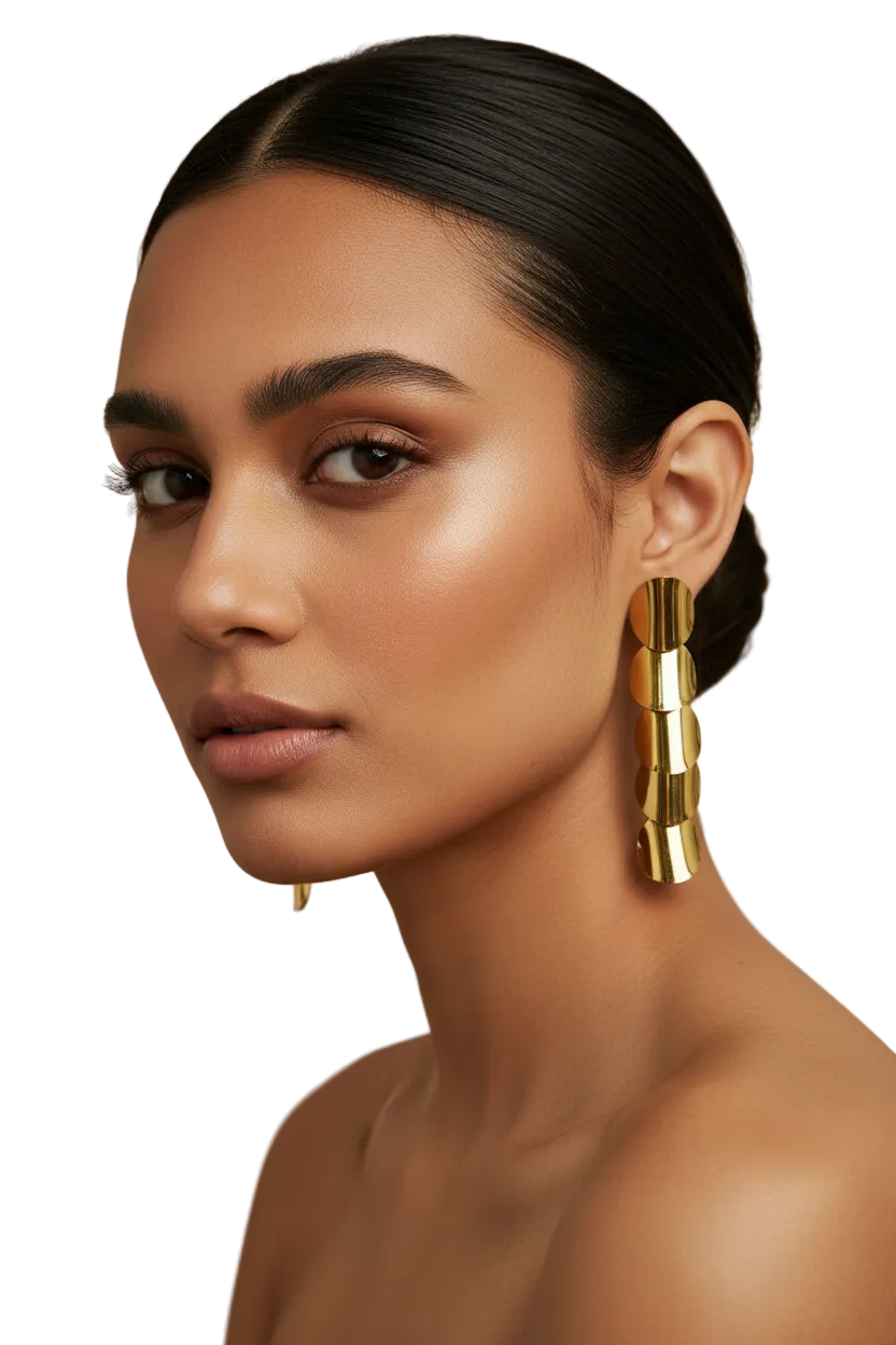 Scène joaillerie – Femme portant les boucles d'oreilles Halisah