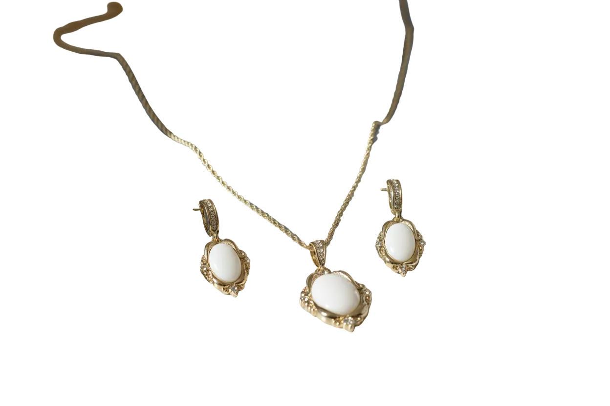 Scène joaillerie satin bleu clair et marbre blanc doré